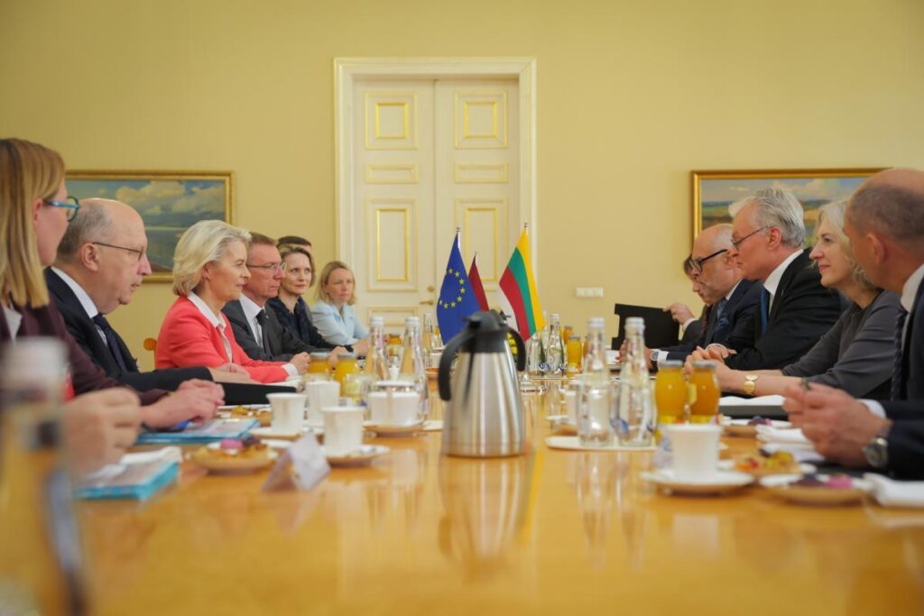 Reunión de líderes europeos discutiendo amenazas híbridas en Lituania