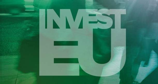 Logo de InvestEU sobre un fondo verde con personas en movimiento