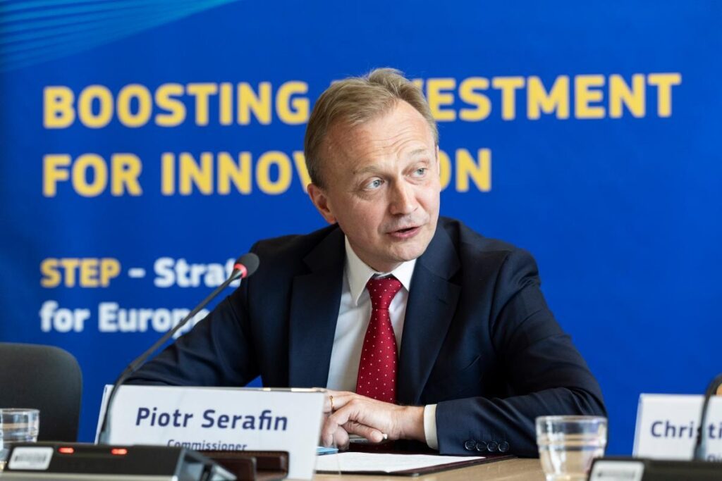 Piotr Serafin, comisario europeo, presenta el presupuesto de la Comisión Europea para 2027.