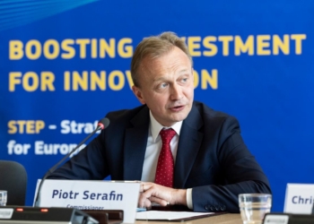Piotr Serafin, comisario europeo, presenta el presupuesto de la Comisión Europea para 2027.