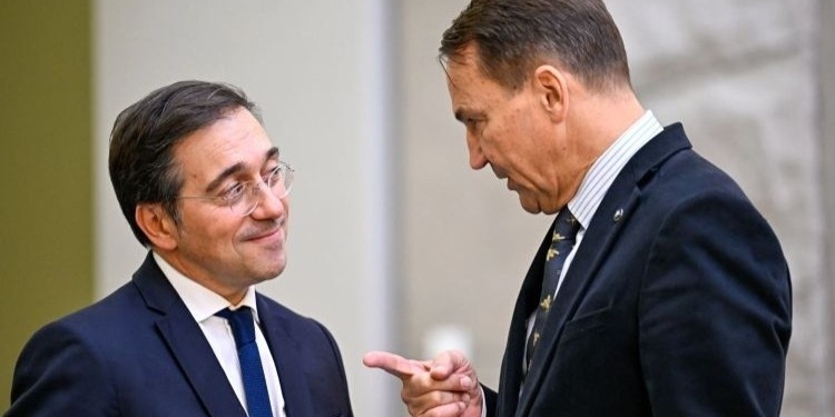 Ministros de Asuntos Exteriores de España y Polonia discutiendo