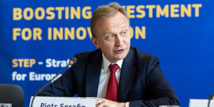 Piotr Serafin, comisario europeo, presenta el presupuesto de la Comisión Europea para 2027.