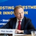 Piotr Serafin, comisario europeo, presenta el presupuesto de la Comisión Europea para 2027.