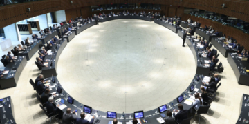 Reunión de ministros de Transporte de la Unión Europea en un salón circular