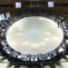 Reunión de ministros de Transporte de la Unión Europea en un salón circular