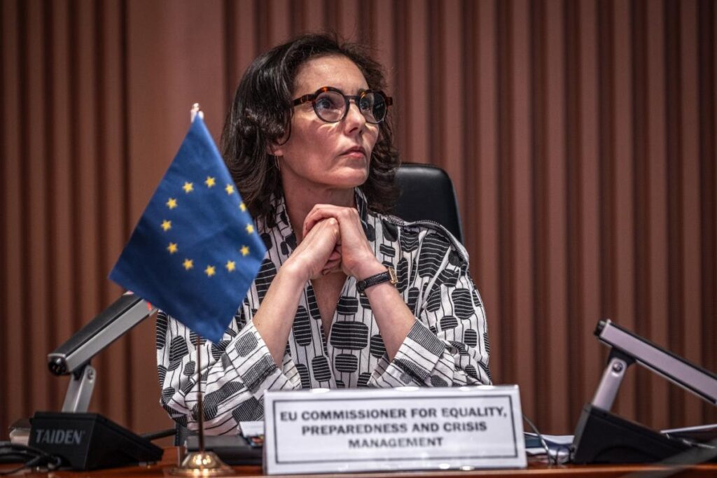 Comisaria de la Unión Europea durante una reunión sobre el brote de ébola