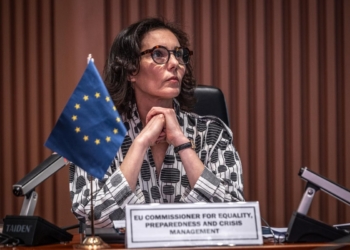 Comisaria de la Unión Europea durante una reunión sobre el brote de ébola