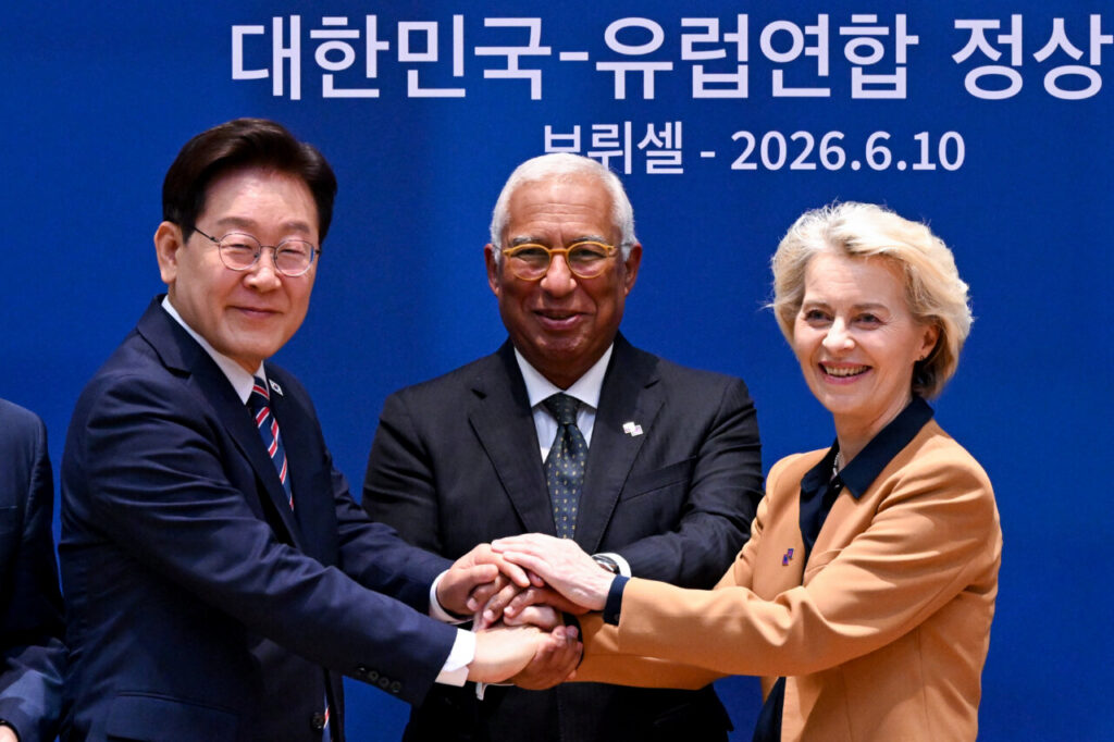 Líderes de la Unión Europea y Corea del Sur firmando un acuerdo de comercio digital