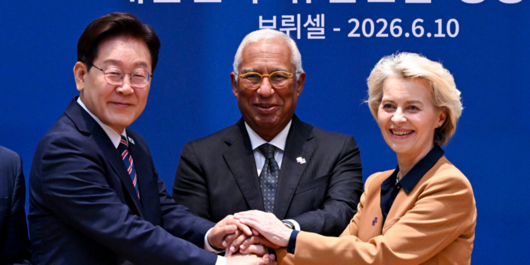 Líderes de la Unión Europea y Corea del Sur firmando un acuerdo de comercio digital
