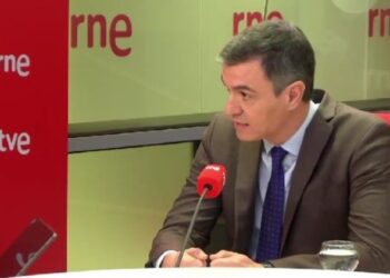 Sánchez se compromete a estudiar el posible envío de oficiales de enlace a la misión del Mar Rojo