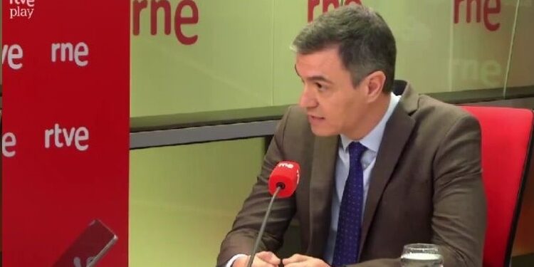 Sánchez se compromete a estudiar el posible envío de oficiales de enlace a la misión del Mar Rojo