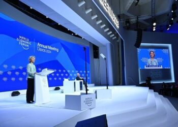 Von der Leyen subraya en Davos que Europa debe liderar una respuesta a la desinformación
