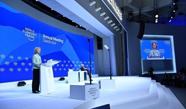 Von der Leyen subraya en Davos que Europa debe liderar una respuesta a la desinformación