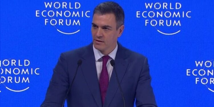 Sánchez pide en Davos a las empresas que se impliquen con la democracia y contra la ola reaccionaria