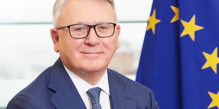 Así es Nicolas Schmidt, el candidato socialista en las elecciones europeas