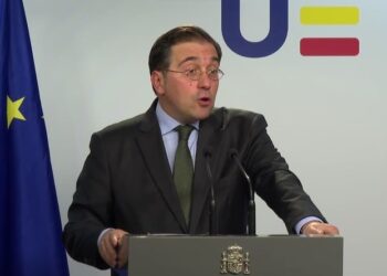 Albares asegura que España no vetará la nueva misión europea en Mar Rojo, pero tampoco participará en ella