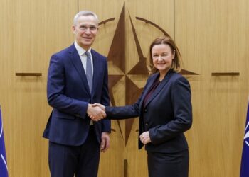 La OTAN firma contratos por otros 1.200 millones de dólares en municiones de artillería para la guerra en Ucrania