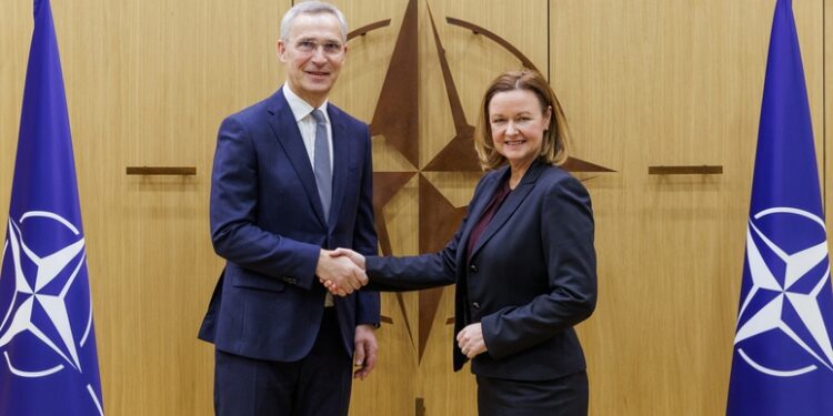 La OTAN firma contratos por otros 1.200 millones de dólares en municiones de artillería para la guerra en Ucrania