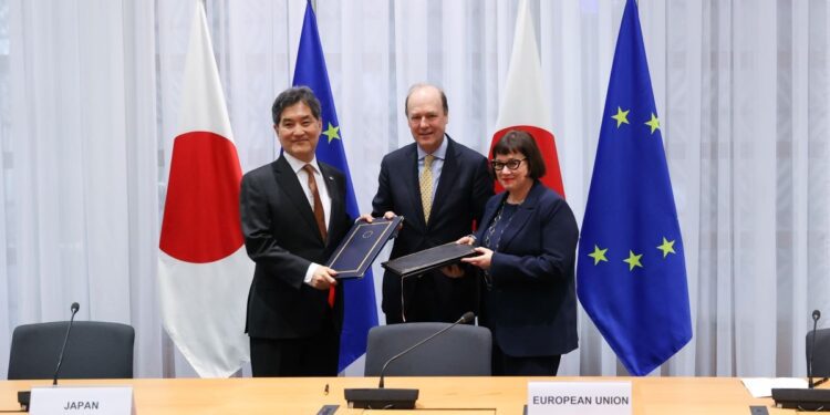 La UE y Japón firman un protocolo para incluir los flujos de datos transfronterizos