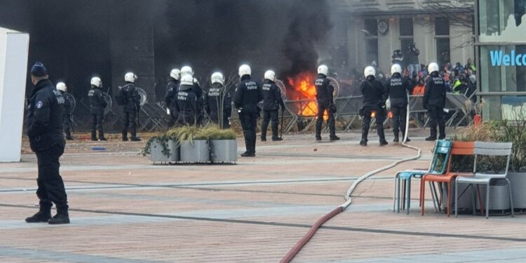 Los agricultores bloquean con una tractorada las instituciones europeas en Bruselas