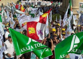 Agricultores españoles cortan carreteras para pedir a la UE mejoras en el campo
