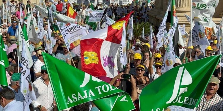 Agricultores españoles cortan carreteras para pedir a la UE mejoras en el campo