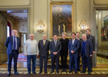 Albares se reúne en París con los importadores de productos españoles para abordar los ataques a transportistas