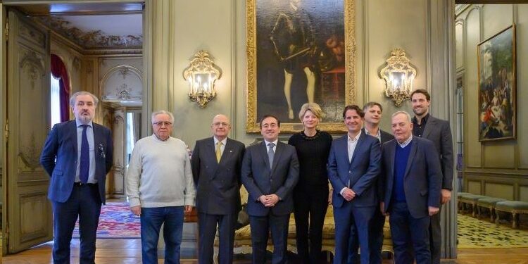 Albares se reúne en París con los importadores de productos españoles para abordar los ataques a transportistas