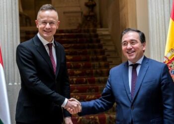 El ministro húngaro de Exteriores reclama ante Albares un cambio radical en la política migratoria europea