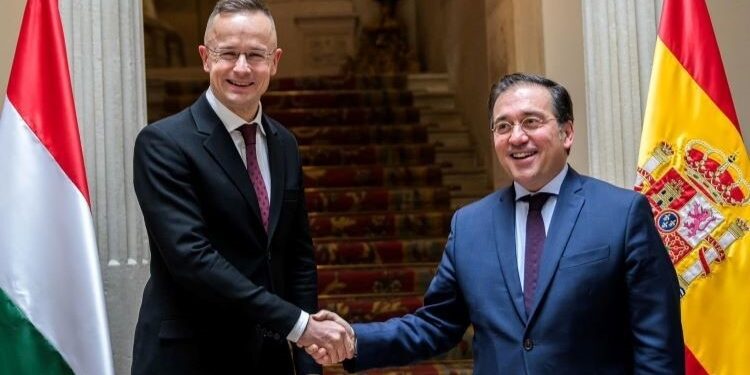 El ministro húngaro de Exteriores reclama ante Albares un cambio radical en la política migratoria europea