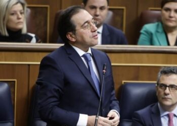 Albares responde a Macron: No va a haber tropas españolas en Ucrania, por supuesto