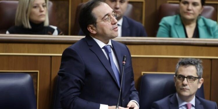 Albares responde a Macron: No va a haber tropas españolas en Ucrania, por supuesto