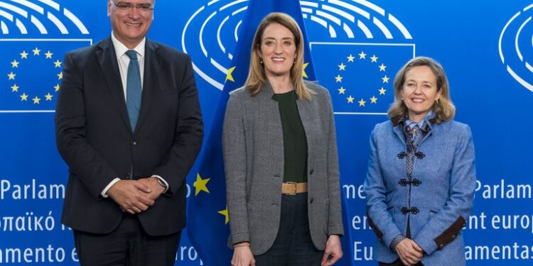 El Parlamento firma acuerdos con el Comité de las Regiones y el BEI para mejorar la cooperación antes de las elecciones europeas