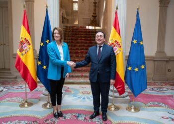 Albares pide a Metsola el uso de las lenguas cooficiales españolas en los plenos de la Eurocámara