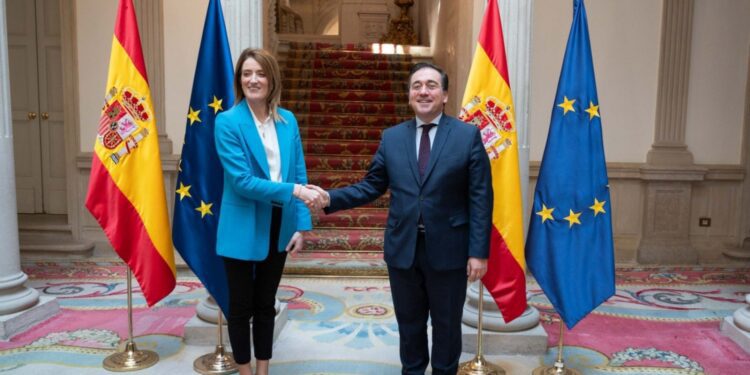 Albares pide a Metsola el uso de las lenguas cooficiales españolas en los plenos de la Eurocámara