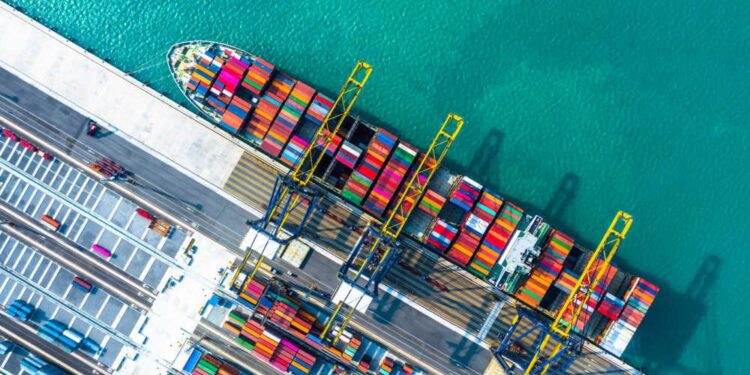 El déficit comercial de bienes de la UE con china desciende un 27% en 2023