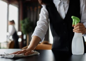 La proporción de trabajadores a tiempo parcial a finales de 2023 era mayor en mujeres que en hombres