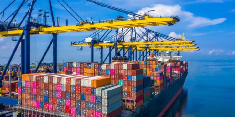 En 2023, la UE realizó 502.000 millones de exportaciones a EE.UU. y 344.000 millones de importaciones