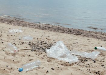 La Comisión aprueba dos medidas para detectar la presencia de microplásticos en el agua potable y mejorar el uso de aguas residuales tratadas para riego