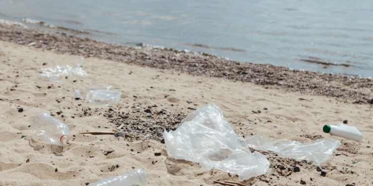 La Comisión aprueba dos medidas para detectar la presencia de microplásticos en el agua potable y mejorar el uso de aguas residuales tratadas para riego