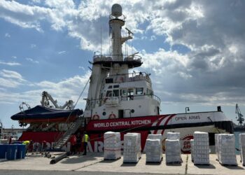 El barco de Open Arms con 200 toneladas de comida zarpa de Chipre a Gaza