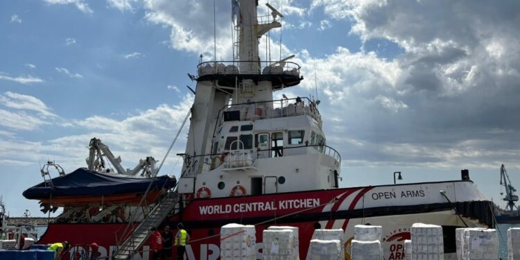 El barco de Open Arms con 200 toneladas de comida zarpa de Chipre a Gaza