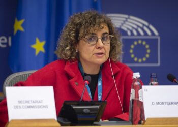 Comisión del Parlamento pide igualdad trato castellano y catalán en escuelas Cataluña