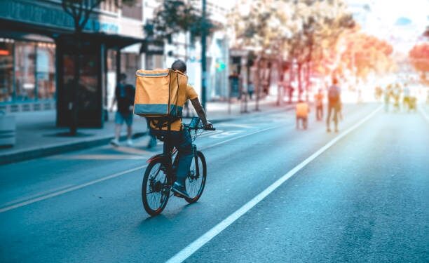 La UE respalda las nuevas normas para mejorar las condiciones laborales de los repartidores