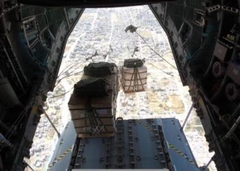 España y Jordania coordinan, con ayuda de la UE, el lanzamiento aéreo de 26 toneladas de alimentos a Gaza