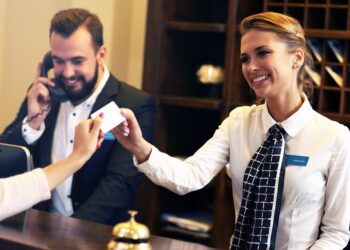 9,9 millones de personas trabajaban en el sector de alimentación y alojamiento de la UE en 2021