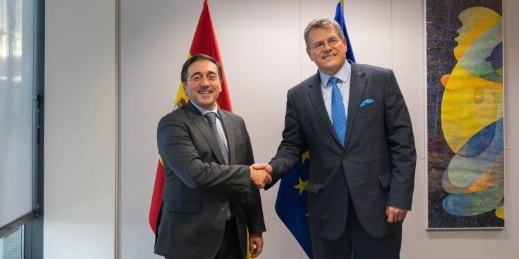 Albares y Maro efcovic aseguran que las negociaciones sobre Gibraltar entran en una etapa sensible