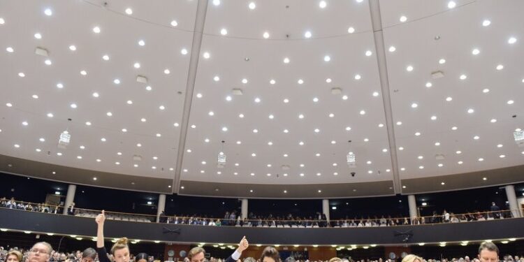 Luz verde a la reforma del mercado eléctrico de la UE que protegerá a los consumidores de subidas repentinas de precios