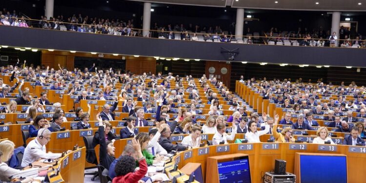 El Parlamento expresa su preocupación por el uso indebido de fondos de la UE en España y Chequia