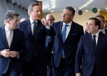 La reunión entre Albares, Cameron y Sefcovic concluye con buenas palabras y sin resultados concretos